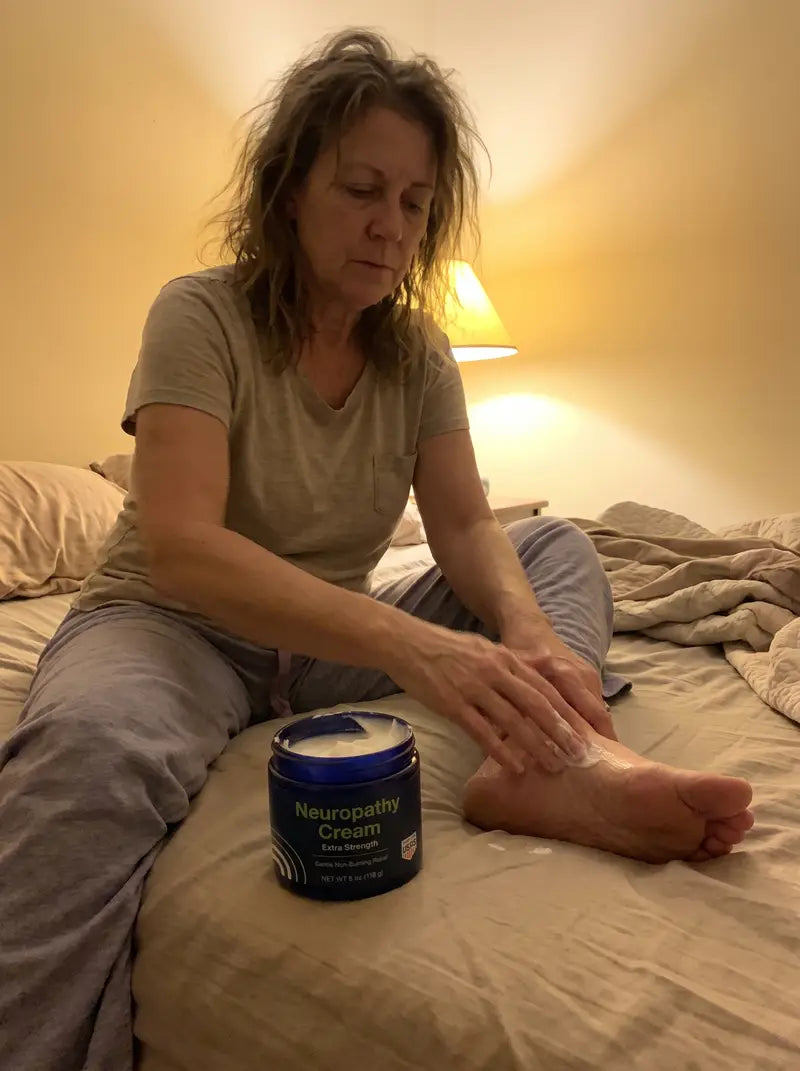 Aplicando Neuropathy Cream en el pie