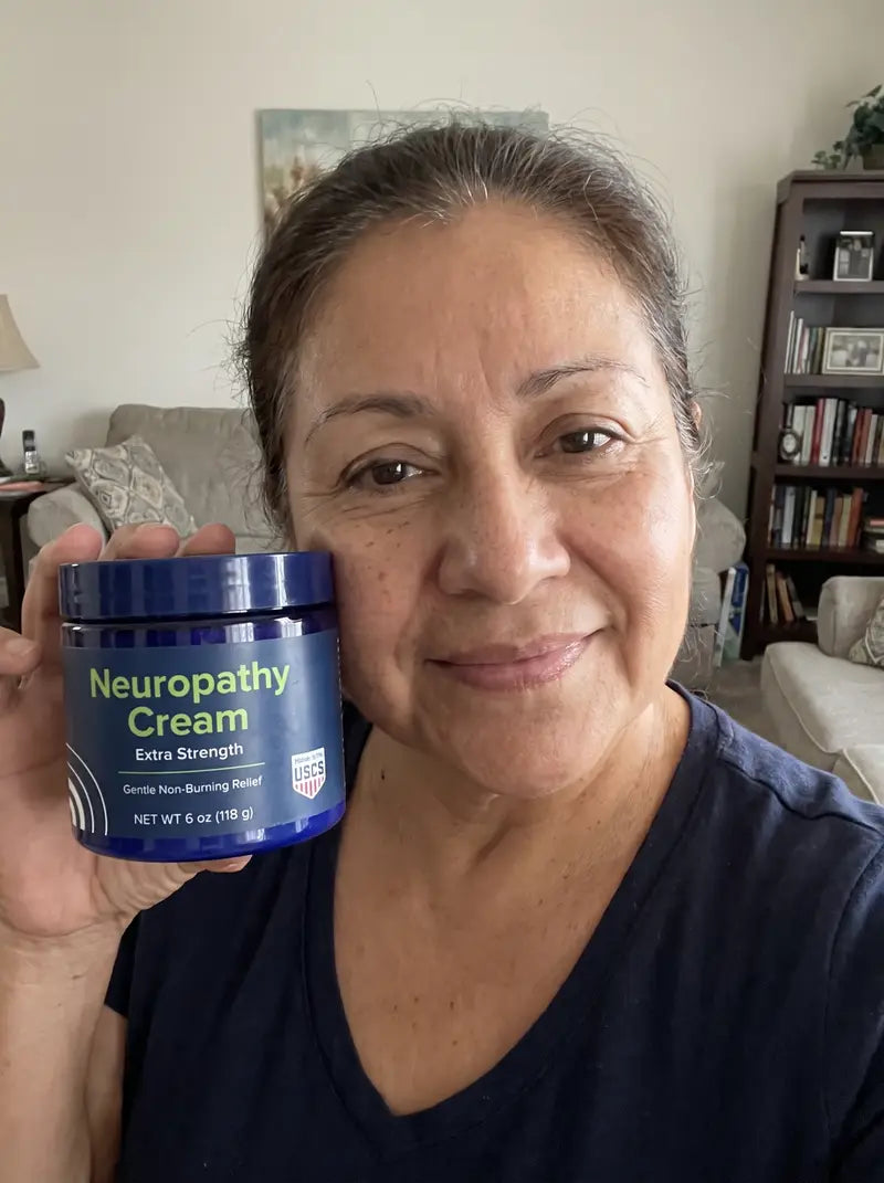 Clienta sonriendo con su Neuropathy Cream
