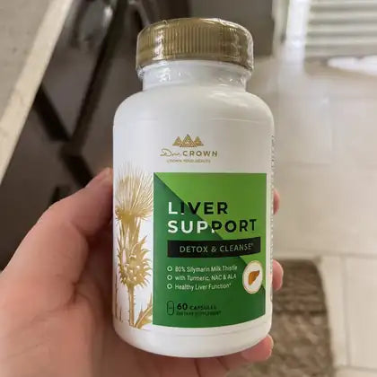 Ana Lucía Morales, 42 con su frasco de Liver Support