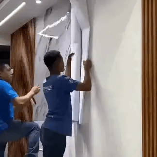 Instalación real de vinilo de mármol en pared