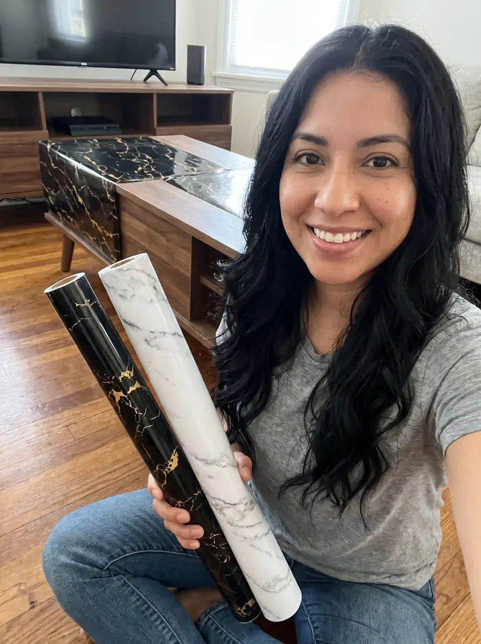 Doménica V. con sus dos vinilos de mármol