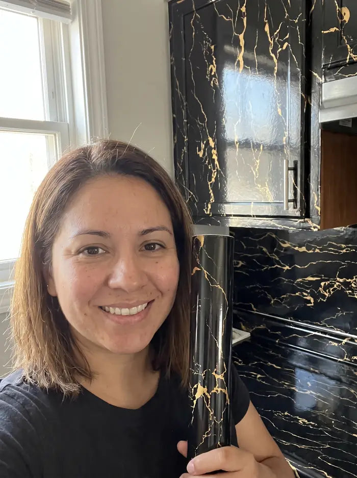 María Fernanda L. con su vinilo de mármol