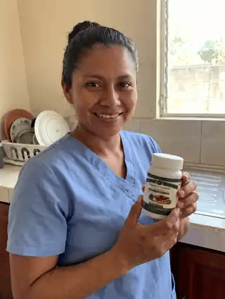 Mujer en su cocina mostrando el frasco