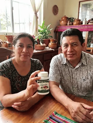 Pareja en su comedor con el frasco