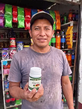 Señor en su tienda con el frasco