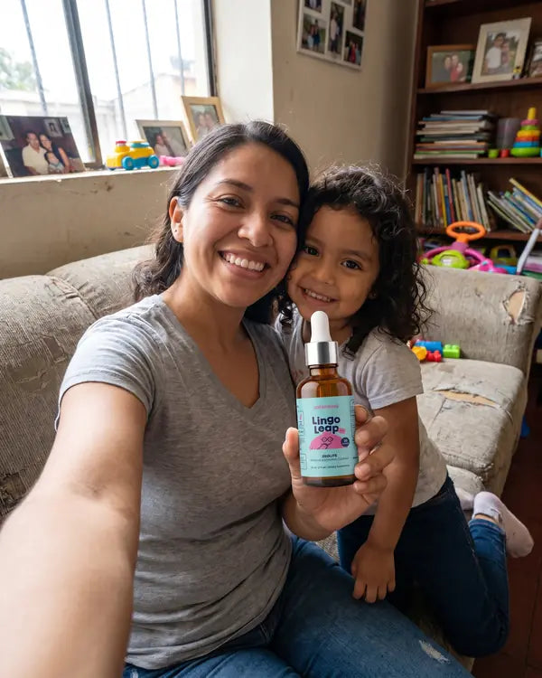 Mamá e hija en la sala sosteniendo el frasco de Lingo Leap