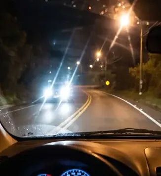 Luces de carros de noche vistas desde el volante