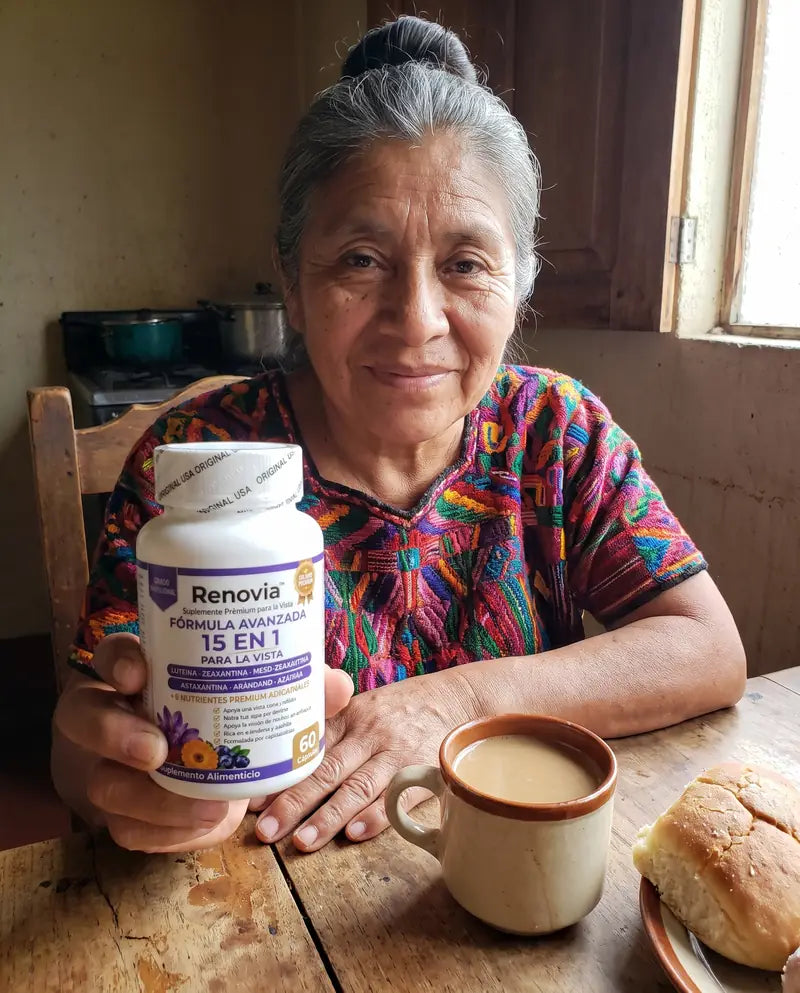 Con el cafecito de la mañana: persona en Guatemala con su frasco de Renovia