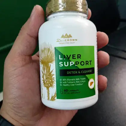 Byron Ramírez, 38 con su frasco de Liver Support