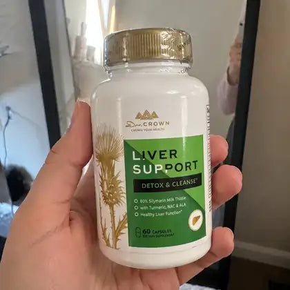 Karla Yaneth Pérez, 36 con su frasco de Liver Support