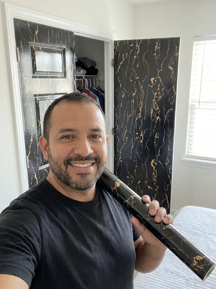 Carlos Z. con su vinilo de mármol en el closet