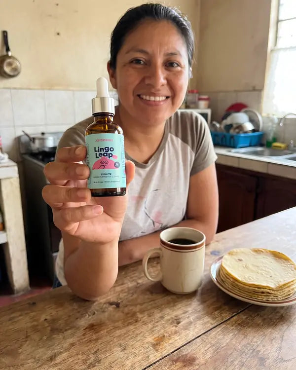 Mamá sonriendo con el frasco de Lingo Leap en la cocina