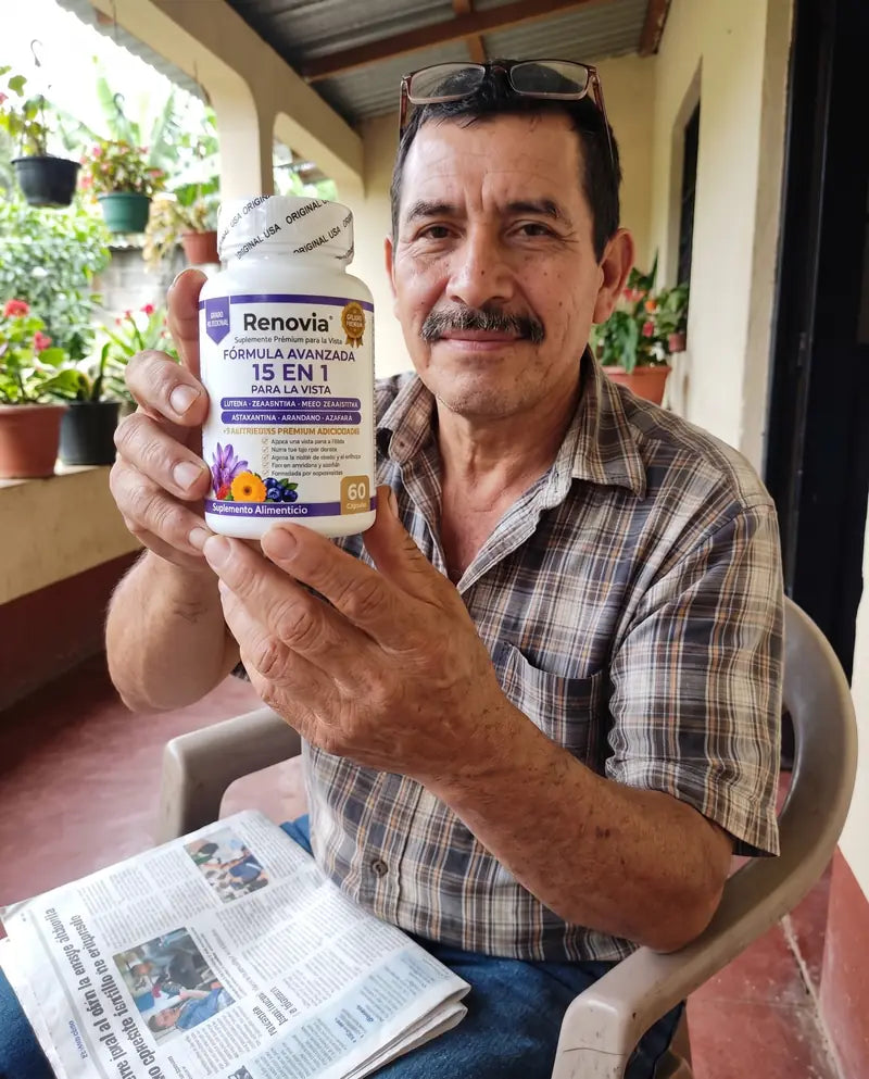 Para el que no suelta el periódico: persona en Guatemala con su frasco de Renovia