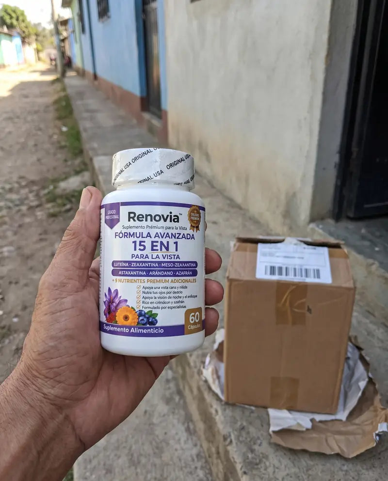 Llega a tu puerta: persona en Guatemala con su frasco de Renovia